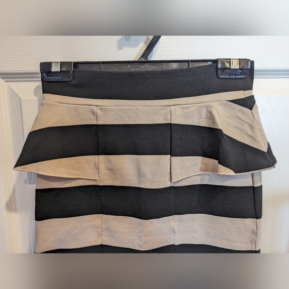 💙 KENSIE 💙 Side Ruffle Striped Mini Skirt - Picture 2 of 5